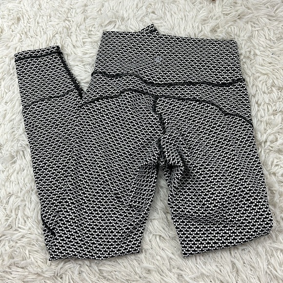 Lululemon In Movement 7/8 Tight *Everlux 25" Monochromic Black - Picture 4 of 4